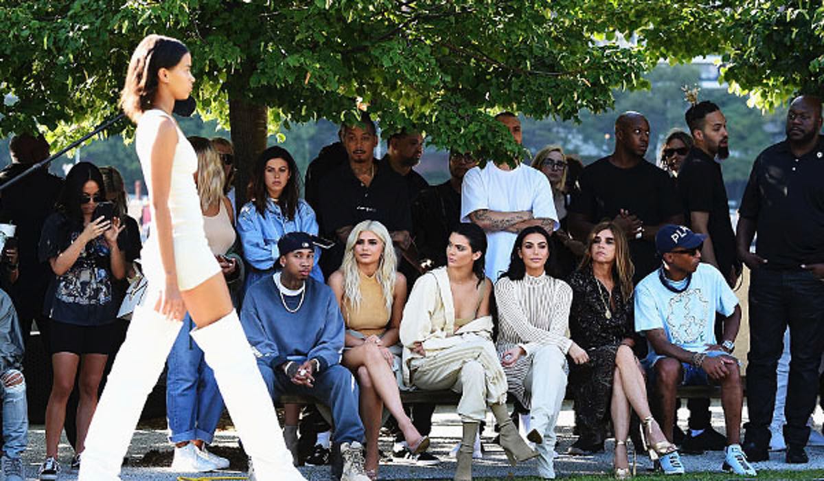 Kanye West decidió lanzar su línea de ropa y su desfile de modas fue un  rotundo fracaso | Upsocl
