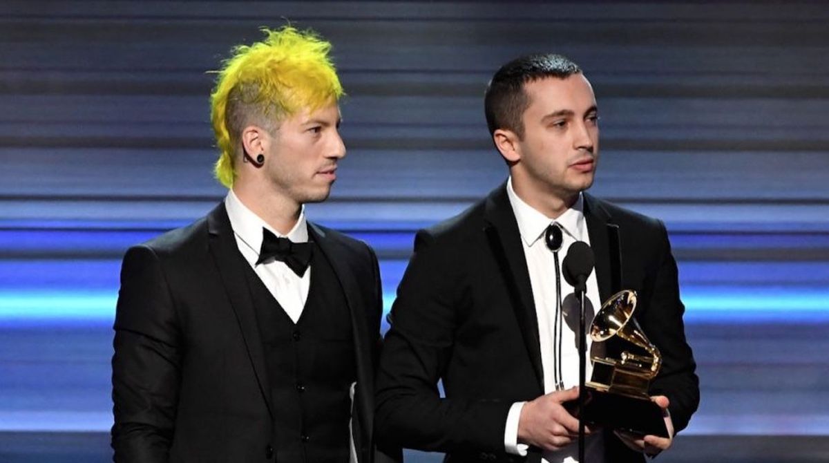 La emocionante razón por la que los chicos de Twenty One Pilots recibieron  su Grammy sin pantalones | Upsocl