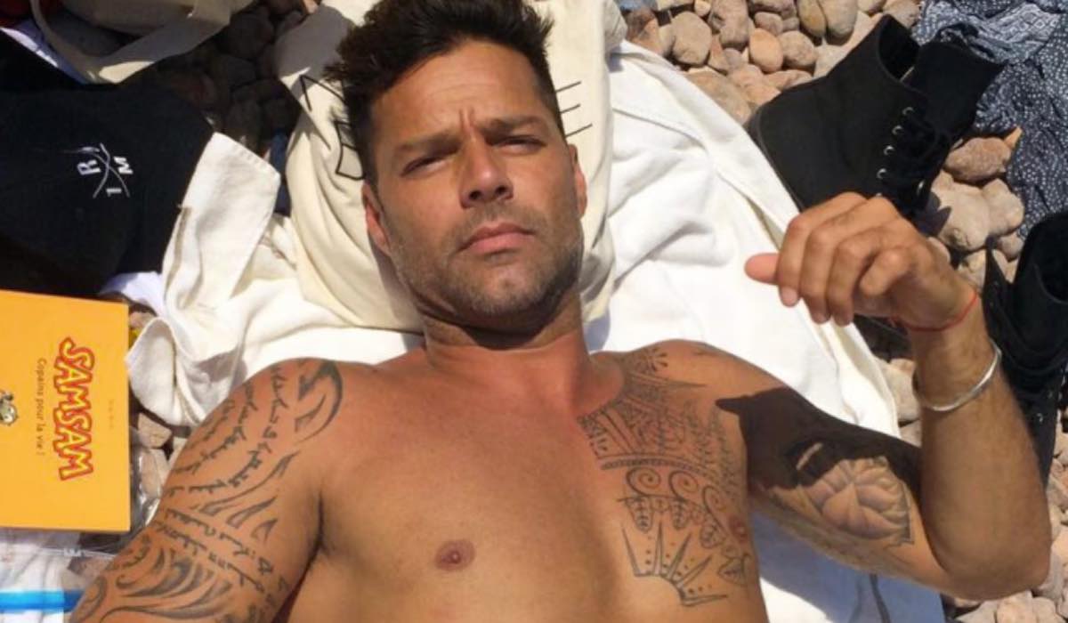Ricky Martin se quitó la ropa interior y publicó foto en Instagram. ¿Dónde  tiene la mano esa mujer? | Upsocl