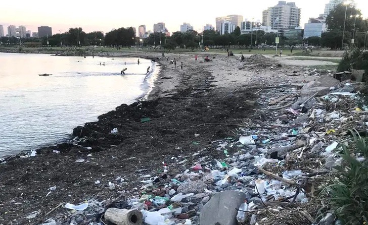 Joven argentino recolecta botellas de plástico en el río y las convierte en anteojos image dos 6