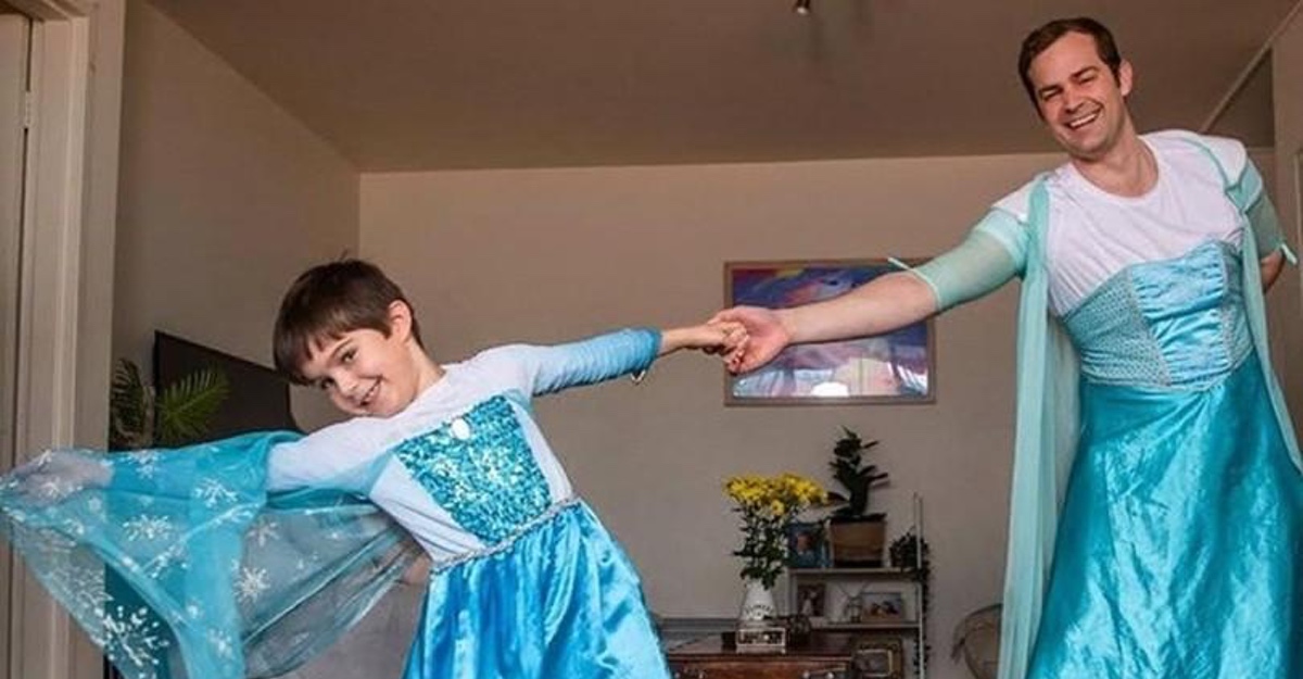Padre e hijo se disfrazan de Frozen y acaban con los estereotipos. Son  princesas y hombres a la vez | Upsocl
