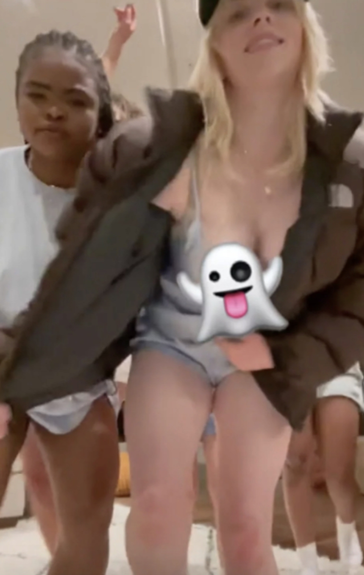 Billie eilish enseñando las tetas