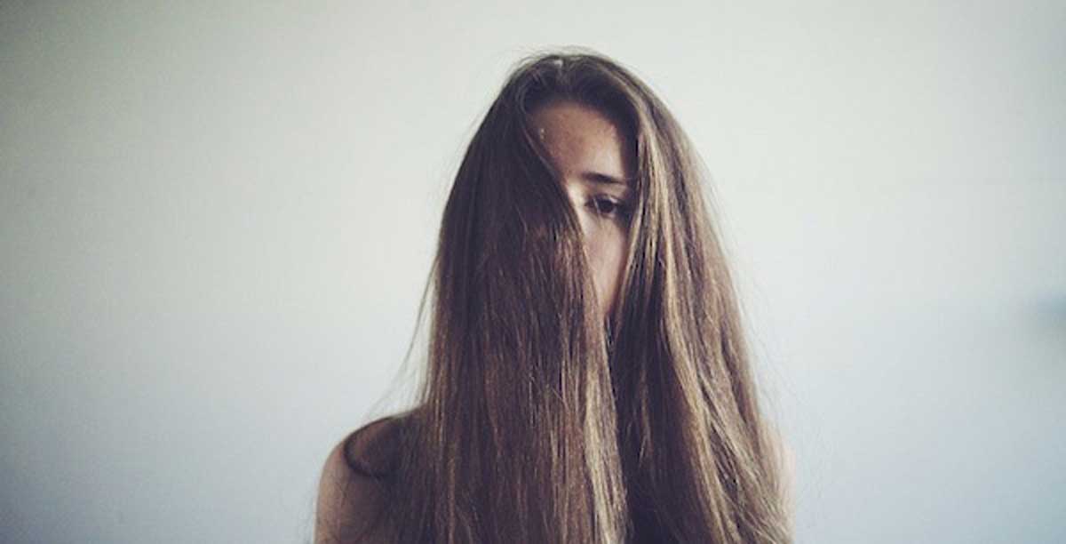 10 problemas que sólo las chicas con pelo liso natural comprenden | Upsocl