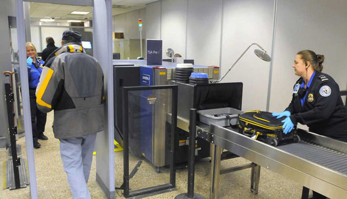 Un hombre pasó su maleta por el scanner del aeropuerto y todos los  presentes se volvieron locos | Upsocl