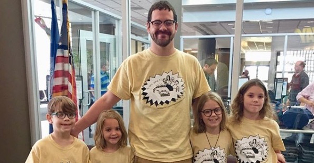 Un papá se quedó solo con sus 4 hijos después de separarse. Ella ...